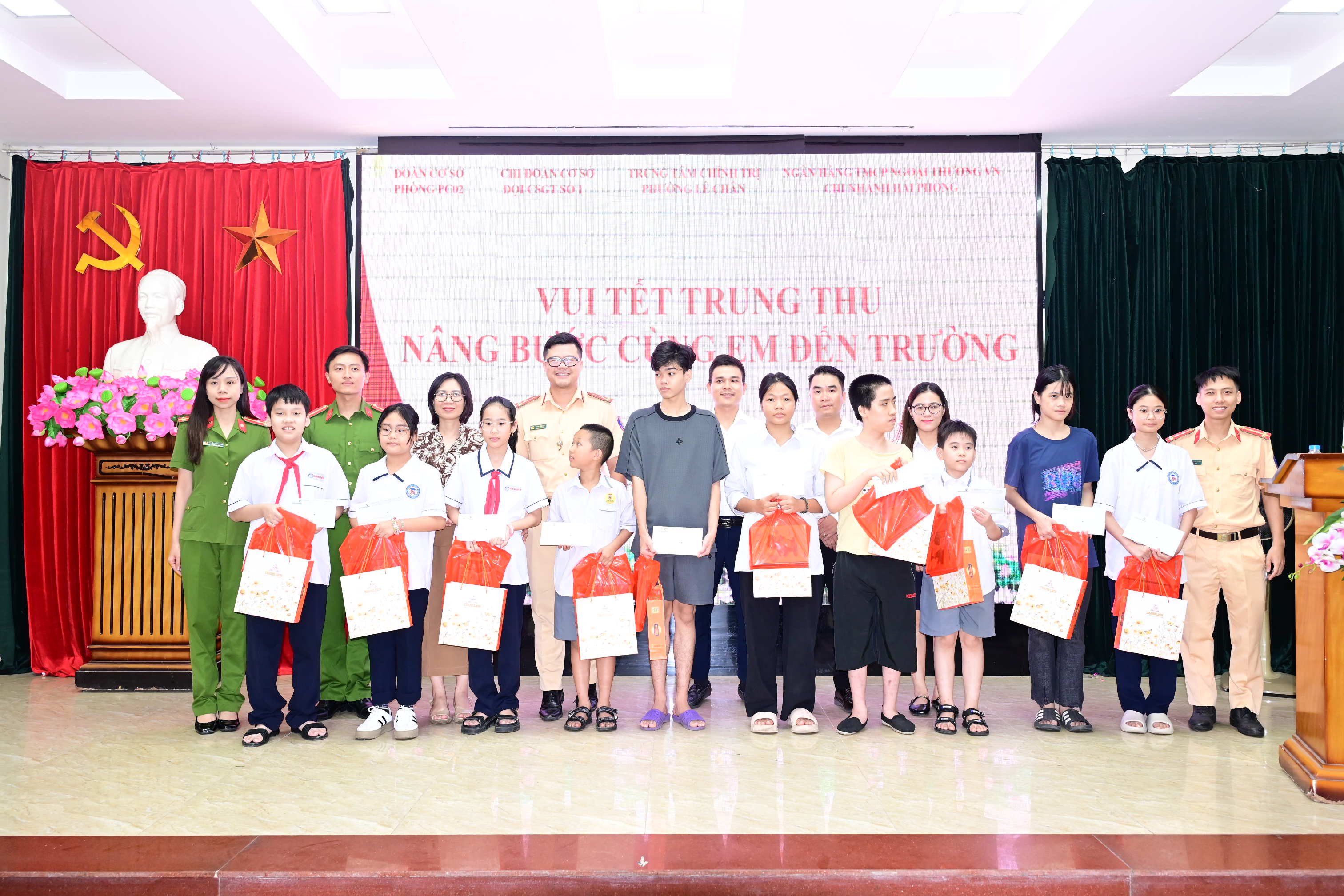 Thanh niên Công an thành phố tặng quà Tết Trung thu cho 20 học sinh có hoàn cảnh khó khăn ở phường Lê Chân